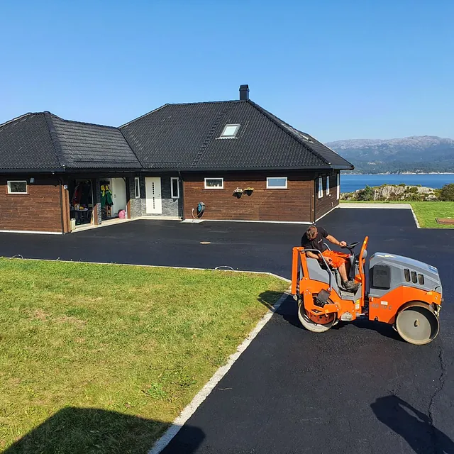 Asfalt utenfor brunt hus