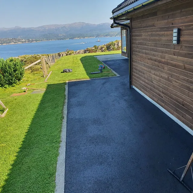 Asfaltering utenfor brunt hus