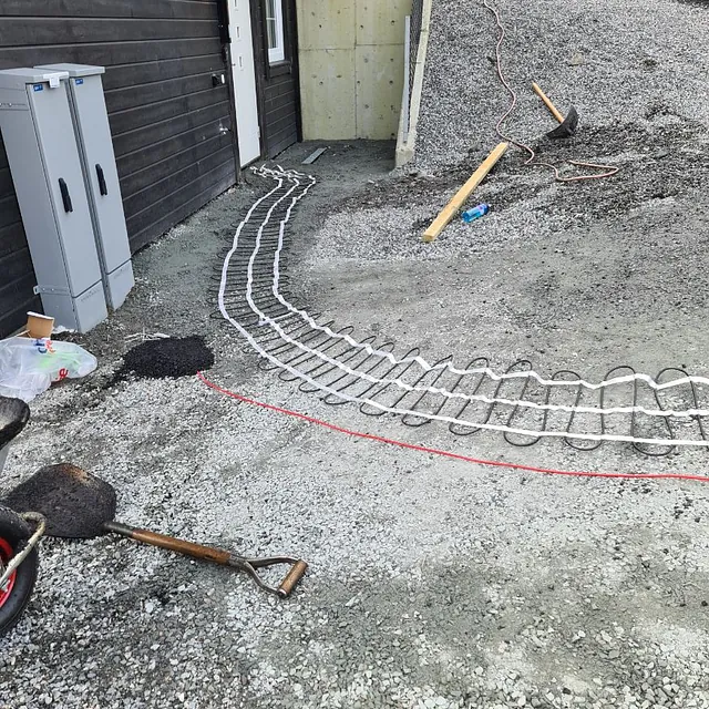 Asfalt med varmekabler foran hus