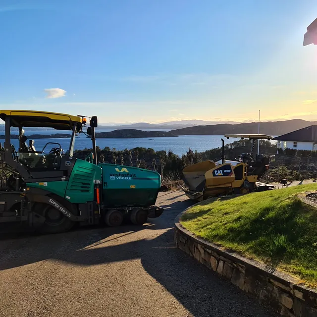 Anleggsmaskiner foran hus