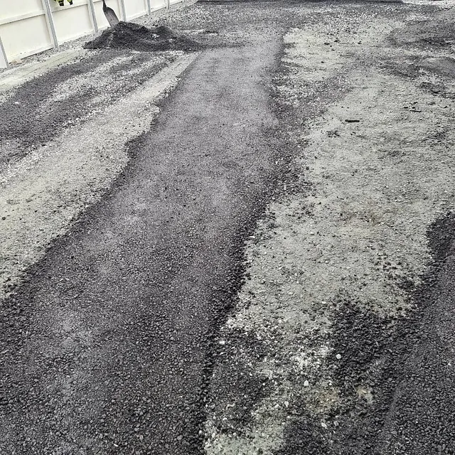 Asfalt med varmekabler foran hus